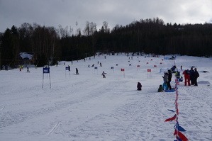 stok z wyznaczonym slalomem wokół narciarze