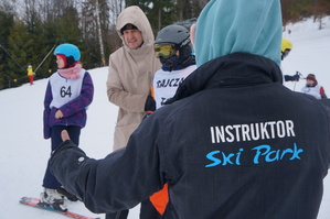 instruktor tyłem zawodnik na linii startu