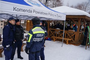 policjanci pod namiotem profilaktycznym