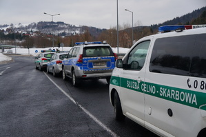 zaparkowane samochody służbowe różnych instytucji w tle ulica