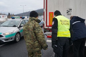 funkcjonariusze w czasie otrwrcia ładunku samochodu