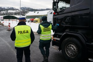 policjant i funkcjonariusz inspekcji transportu drogowego w czasie sprawdzania samochodu