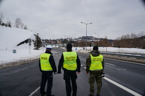 obok siebie stoją funkcjonariusze policji straży granicznej i straży celnej