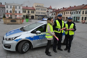 organizatorzy akcji na tle radiowozu w tle żywiecki rynek