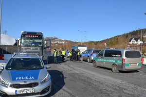 służby w czasie kontroli pojazdu