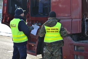 policjant i funkcjonariusz straży granicznej w czasie kontroli samochodu