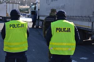 policjanci stoją tyłem w tle kontrola pojazdu