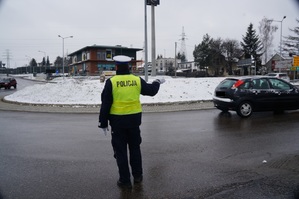 policjant kieruje ruchem w tle ulica