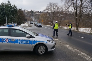 policjanci kierują samochody na objazdy