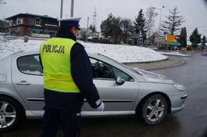 policjant kieruje kierowcę na objazd