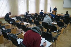 uczniowie podczas pisania testu