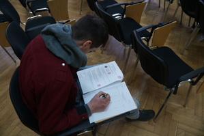uczeń podczas pisania testu zdjęcie zrobione z góry