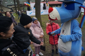 sznupek obok niego stoją dzieci