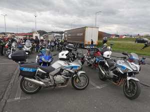 na pierwszym planie dwa motocykle policyjne w tle pozostałe motory i osoby