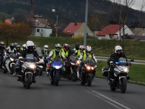 na pierwszym planie jadą dwa motory policyjne za nimi pozostałe motory