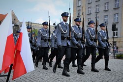 przemarsz zaproszonych gości i służb