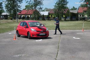 samochód z talerzem stewarda podczas pokonywania toru manewrowego