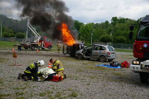 symulacja wypadku i gaszenie samochodu