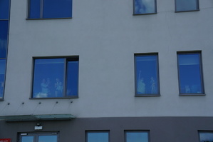 zdjęcie dzieci w oknie szpitala