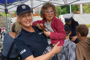 policjantka trzyma na rękach dziecko