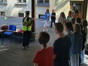policjantka w czasie prelekcji dzieci stoją tyłem