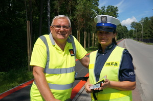 obok siebie stoją policjantka i rowerzysta