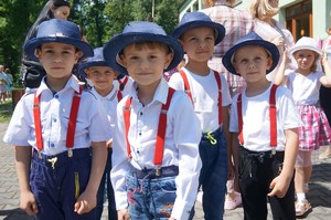 przedszkolaki przebrane w stroje do występu mają założone na głowach kapelusze