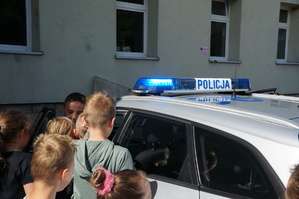 dzieci oglądają policyjny radiowóz