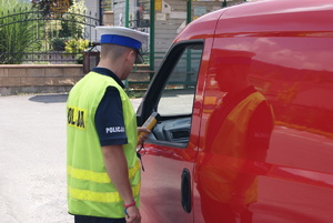 grafika poglądowa policjant w czasie sprawdzania trzeźwości kierującego