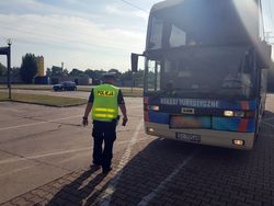 grafika poglądowa policjant w czasie kontroli autokaru