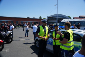 policjanci rozmawiają z uczestnikami zlotu