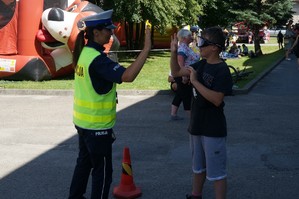 policjantka i osoba w3 założonych alkogooglach próbują się przywitać