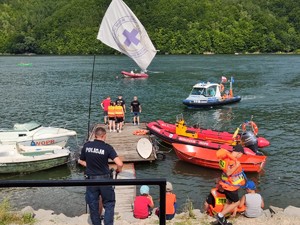 pomost przy pomoście ludzie policjant stoi tyłem