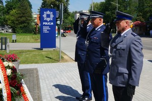 oddanie honoru przez policjantów przed pomnikiem