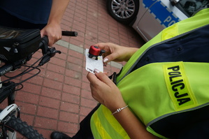 fragment policjantki i rowerzysty