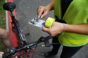 fragment policjantki i rowerzysty