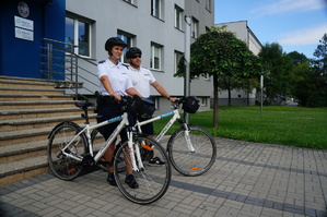 policjantka i policjant z rowerami zdjęcie zrobione z boku
