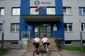 policjantka i policjant na rowerach stoją przed budynkiem komendy powiatowej policji w Żywcu