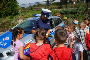 policjantka rozdaje odblaski dzieciom