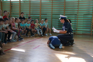 policjantka wykonuje ćwiczenie praktyczne z uczniem