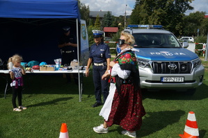 osoba w założonych alkogooglach pokonuje slalom