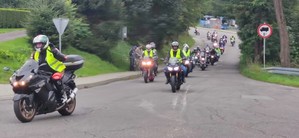 jadący po drodze motocykliści