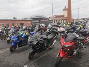 motocykle zaparkowane na parkingu w tle motocykliści