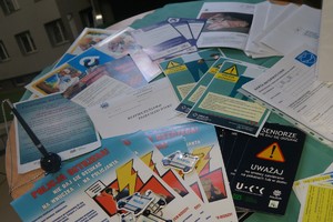 zdjęcie ulotek leżących na stole