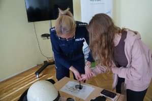 policjantka i uczennica podczas pobierania odcisków palców