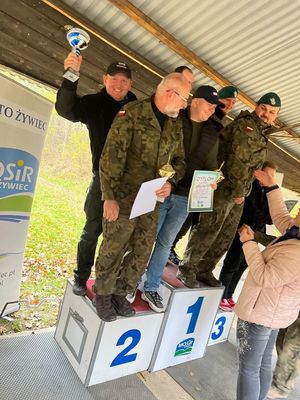 uczestnicy stoją na podium w kategorii druzynowej