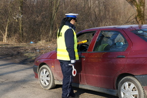 zdjęcie poglądowe policjantka podczas sprawdzania stanu trzeźwości kierowcy