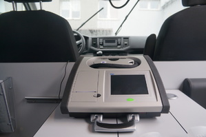 urządzenie do pomiaru trzeźwości kierowców leży na stoliku w środku radiowozu zdjęcie kolorowe