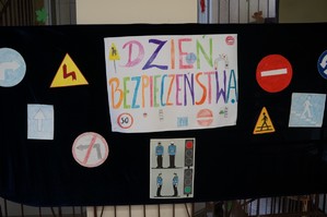 zdjecie kolorowe widać na nim przygotowaną przez dzieci gazetkę dotyczącą bezpieczeństwa znaków drogowych pisze na niej dzień bezpieczeństwa