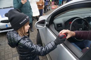 uczennica wręcza kierowcy jabłko